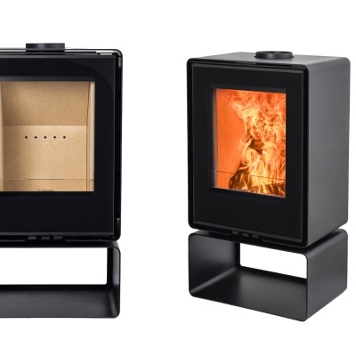 Duas salamandras pretas modernas com vidro frontal, uma com fogo e outra apagada, etiqueta A+