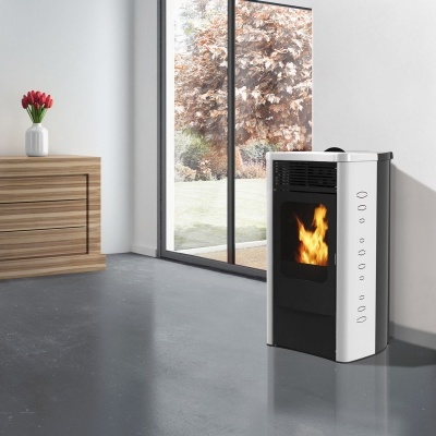 Lareira branca e preta com chama visível em sala moderna