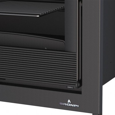 Lareira metálica preta fechada com vidro e logotipo BRONPI