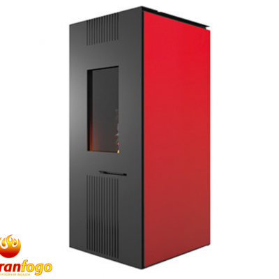 Estufa a pellets vermelha e preta com janela para fogo e logo abranfogo