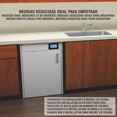 Cozinha com armários de madeira, lava-louças embutida cinza, pia inoxidável e texto de instruções na parede