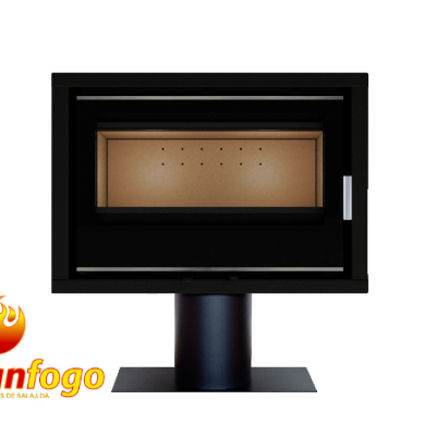 Lareira a lenha preta com porta de vidro e fundo bege em pedra