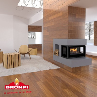 Lareira moderna BRONPI numa sala com chão de madeira clara e móveis simples