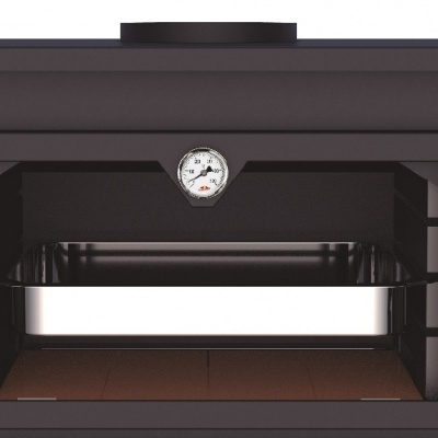 Forno de madeira metálico preto com medidor de temperatura e interior de tijolos