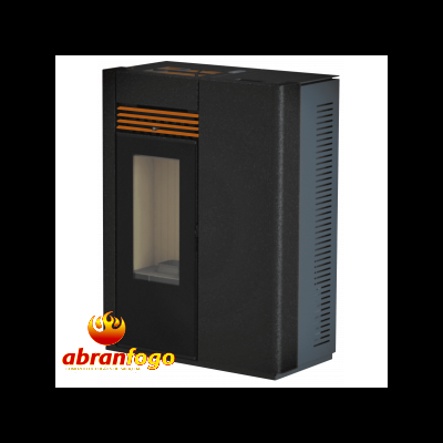 Estufa a pellets preta e cinzenta com painel frontal em vidro e logótipo abranfogo.