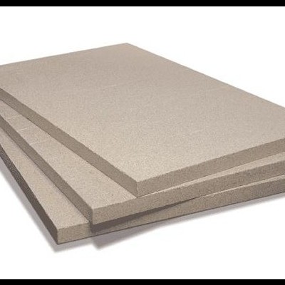 Três placas cinzentas retangulares empilhadas de material isolante.