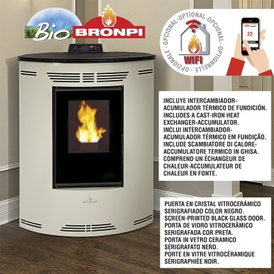 Estufa redonda branca com porta de vidro preto e visor digital no topo, fogo visível no interior.