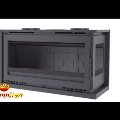 Lareira de encaixe em metal cinza com vidro e interior estilo tijolos