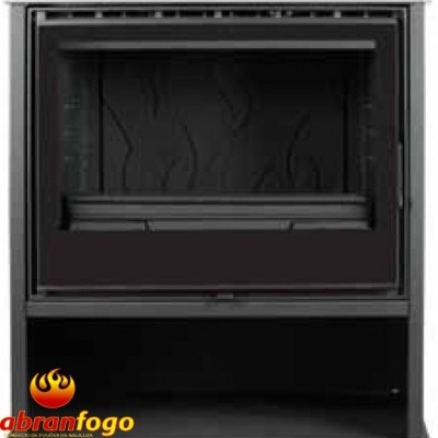 Lareira de metal preto com porta de vidro e espaço inferior aberto