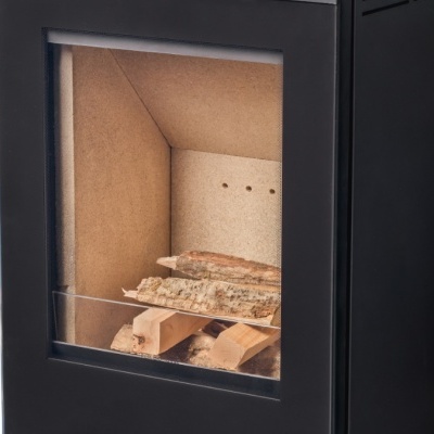 Lareira moderna de metal e vidro preto com madeira no interior