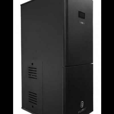 Computador torre preto com visor e logotipo PRÓTEX