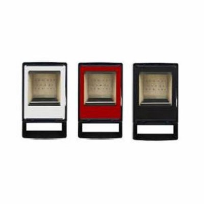 Três relógios digitais com molduras branco, vermelho e preto em fundo branco