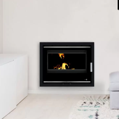 Lareira embutida preta Portimão C795 numa sala moderna com móveis brancos e mesa dourada