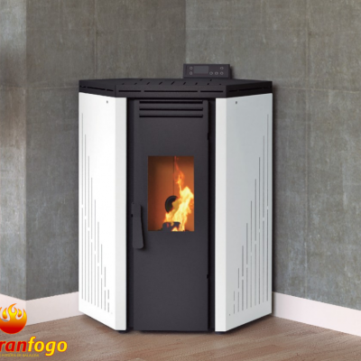 Lareira a pellets preta com painéis laterais brancos e fogo visível no interior