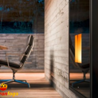 cadeira de escritório preta com estofamento em pele e base metálica