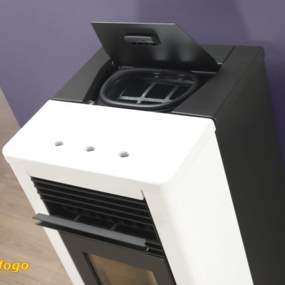 Eco fogão pellet branco e preto com grelha interna preta e painel de ventilação