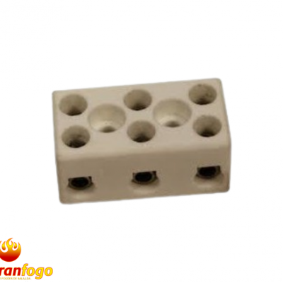 Bloco liga porcelana branco com terminais metálicos sobre fundo branco