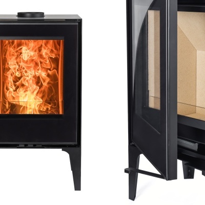 Lareira a lenha preta com vidro frontal e porta aberta