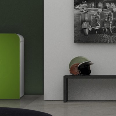 Consola de jogos verde e cinza com capacete e fotografia a preto e branco