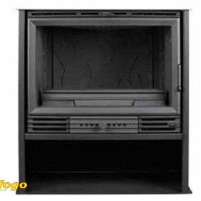 Lareira de ferro fundido preta com grelhas de ventilação e logótipo abranfogo