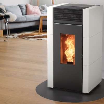 Estufa de pellets branca com porta preta e chama visível