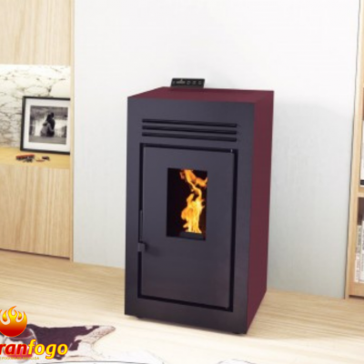 Estufa pellet preto e vermelho com janela de vidro mostrando chama