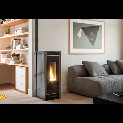 Lareira moderna em sala de estar com sofá cinza e estantes de madeira clara