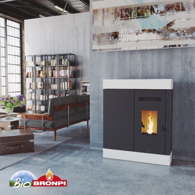 Lareira pellet preta e branca numa sala de estar moderna com estante, sofá e mala vintage