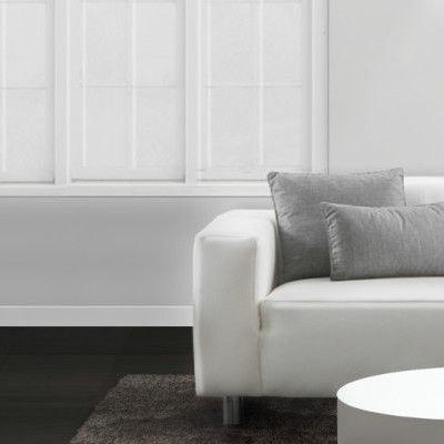 Sala de estar moderna com sofá branco, lareira e mesa de centro