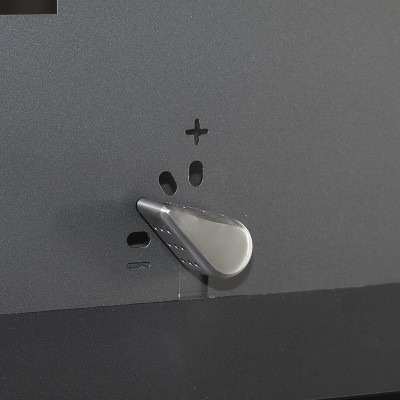 Controle deslizante metálico prateado em superfície preta com símbolos mais e menos