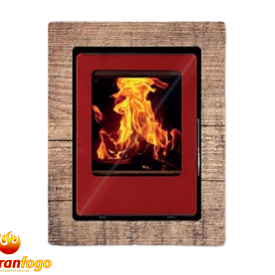 salamandra com porta de vidro, painel vermelho, emoldurada em madeira rústica com chama visível