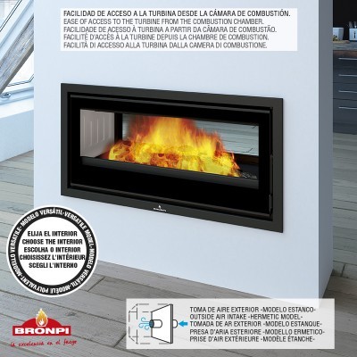 Lareira embutida com fogo visível e textos informativos em parede branca