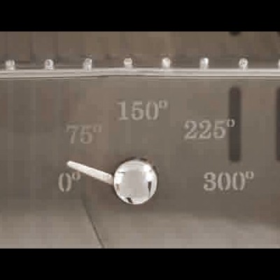 Manípulo metálico num painel com indicações de temperatura em graus