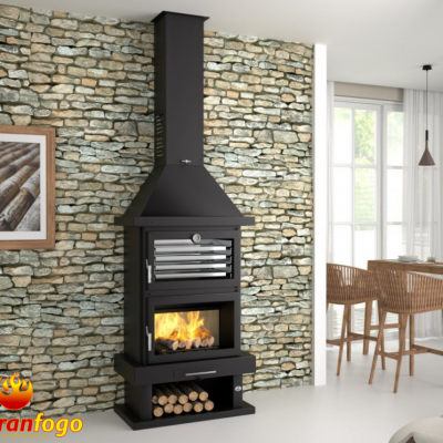 Lareira metálica preta com forno, parede de pedra e mobílias em ambiente interior