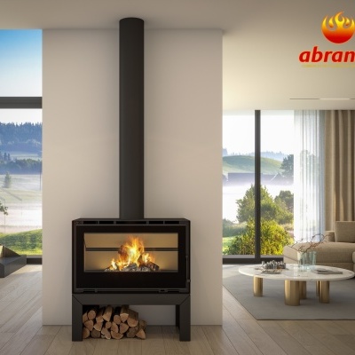 Lareira a lenha moderna numa sala contemporânea com vista natural