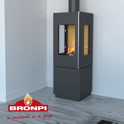 Lareira moderna preta com vidro para ver a chama num espaço interior minimalista