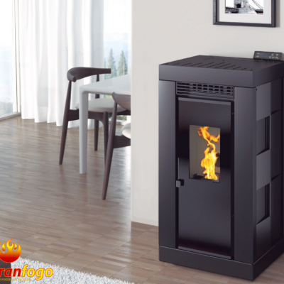 Lareira a pellets preta com fogo visível em ambiente interior moderno