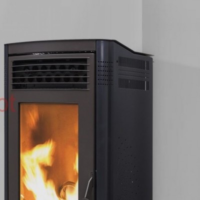 Estufa preta a pellet com fogo visível através do vidro frontal