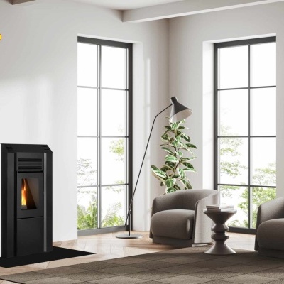 Lareira moderna de pellets preta e branca numa sala com poltronas cinza e janelas grandes