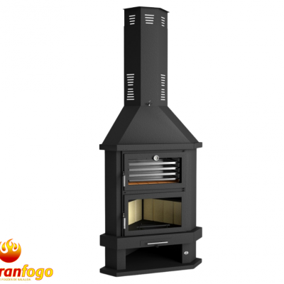 Lareira metálica preta com portas de vidro e grelha interior