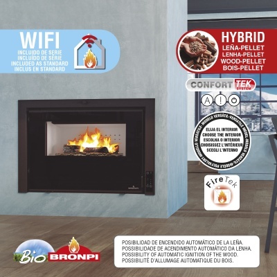 Lareira embutida preta com fogo na parede cinzenta, chão de madeira, várias etiquetas informativas