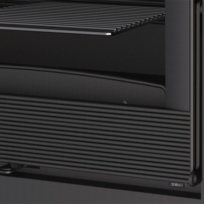 cadeira preta com estrutura metálica e estofado escuro