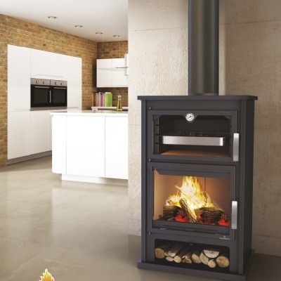 Lareira a lenha BRONPI preta com vidro frontal mostrando fogo sta numa cozinha moderna