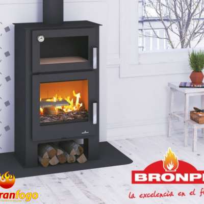 Lareira a lenha cinza escuro com vidro transparente mostrando fogo aceso