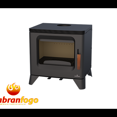 Forno a lenha preto com pega de madeira e porta de vidro