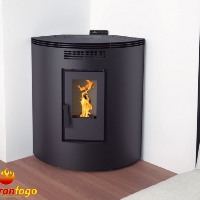 Salamandra redonda preta com chama visível, junto a sofá em sala