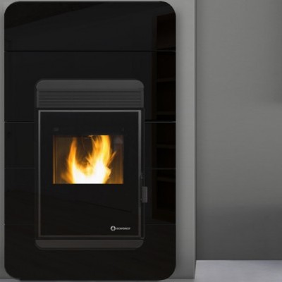 Lareira moderna preta com fogo aceso numa sala cinza, lâmpada de pé preta, molduras e móvel baixo escuro