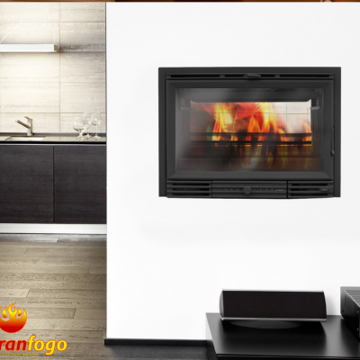 Recuperador de calor embutido numa parede branca com fogo visível