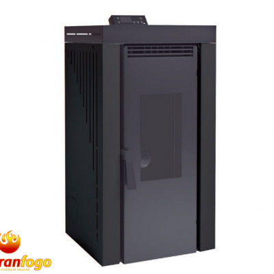 Aquecedor a pellets preto com porta de vidro e painel digital no topo