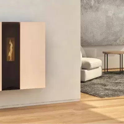 Radiador elétrico de parede creme com faixa preta e janela de vidro, em sala moderna com chão de madeira e tapete cinzento